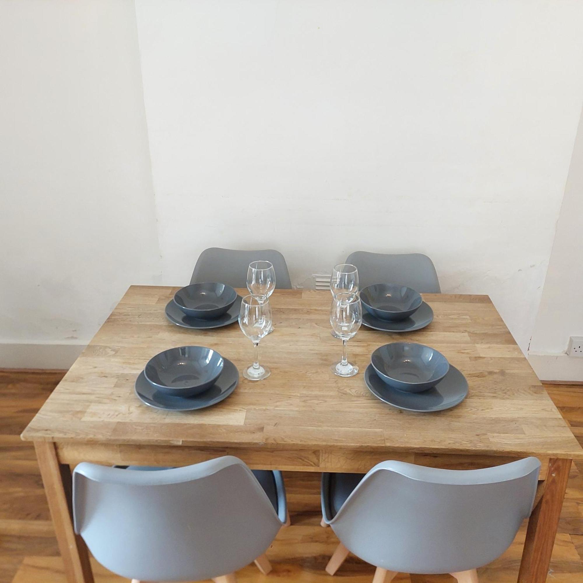 2 Bedroom Apartment, Fortescue Road 런던 외부 사진