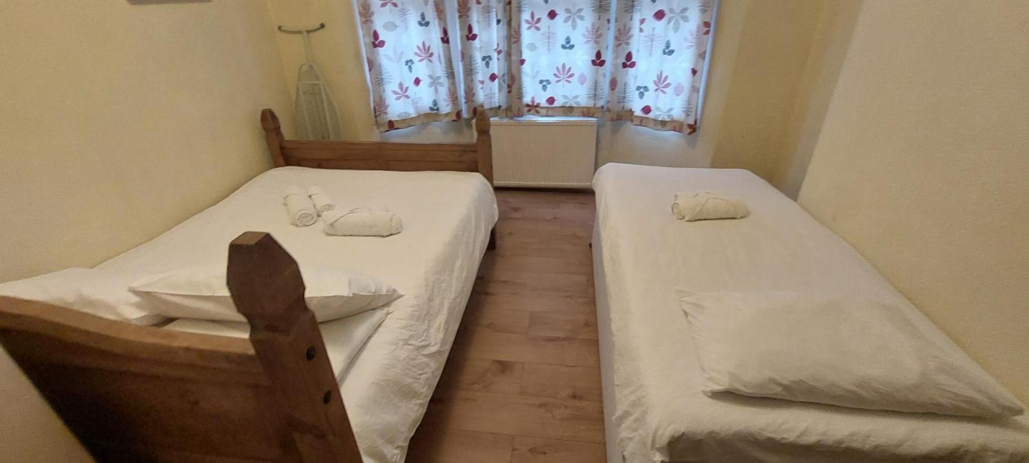 2 Bedroom Apartment, Fortescue Road 런던 외부 사진