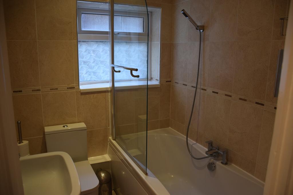 2 Bedroom Apartment, Fortescue Road 런던 외부 사진